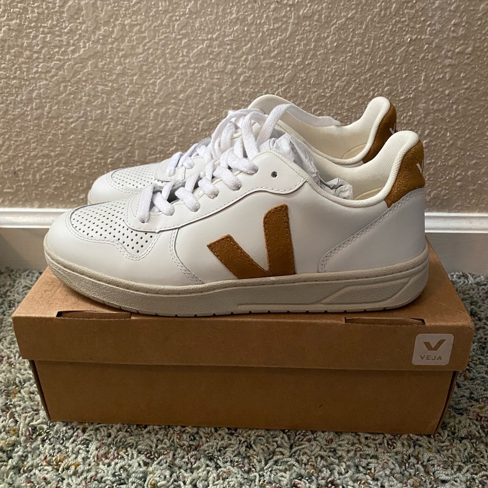 V-10 Vejas - Extra white/camel. Size 39/8